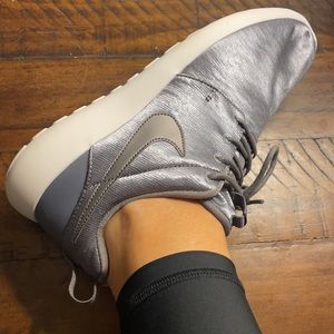 NWOT metallic Nike Roshe Runs